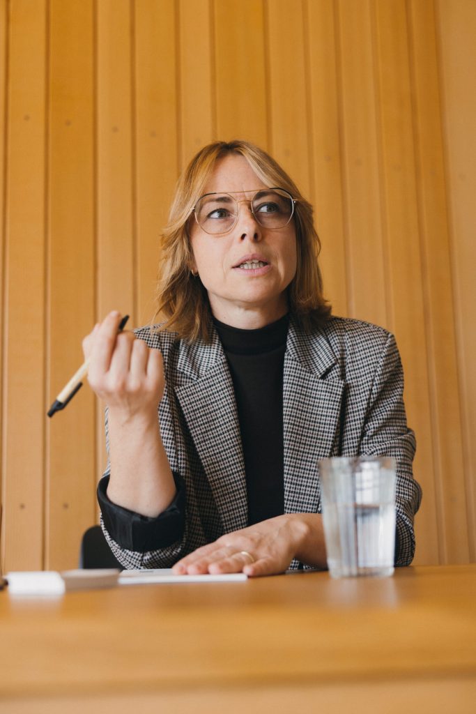 Heilpraktikerin Natalie Mayer im Beratungsgespräch in ihrer Praxis in Wangen im Allgäu