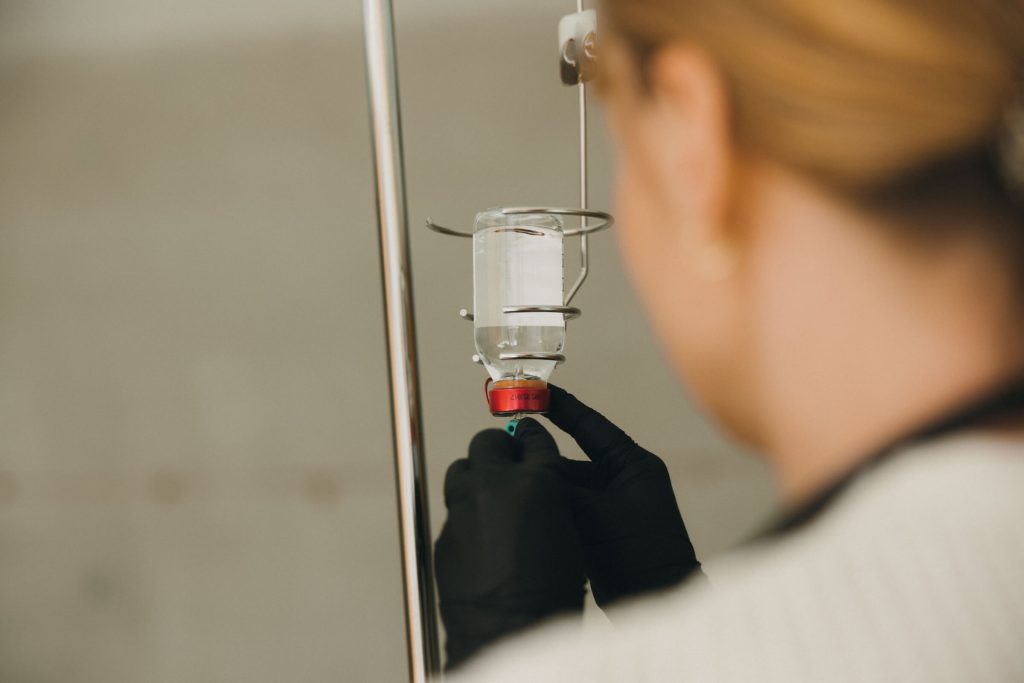 Vorbereitung einer Infusionsbehandlung in der Naturheilpraxis Natalie Mayer, Wangen im Allgäu
