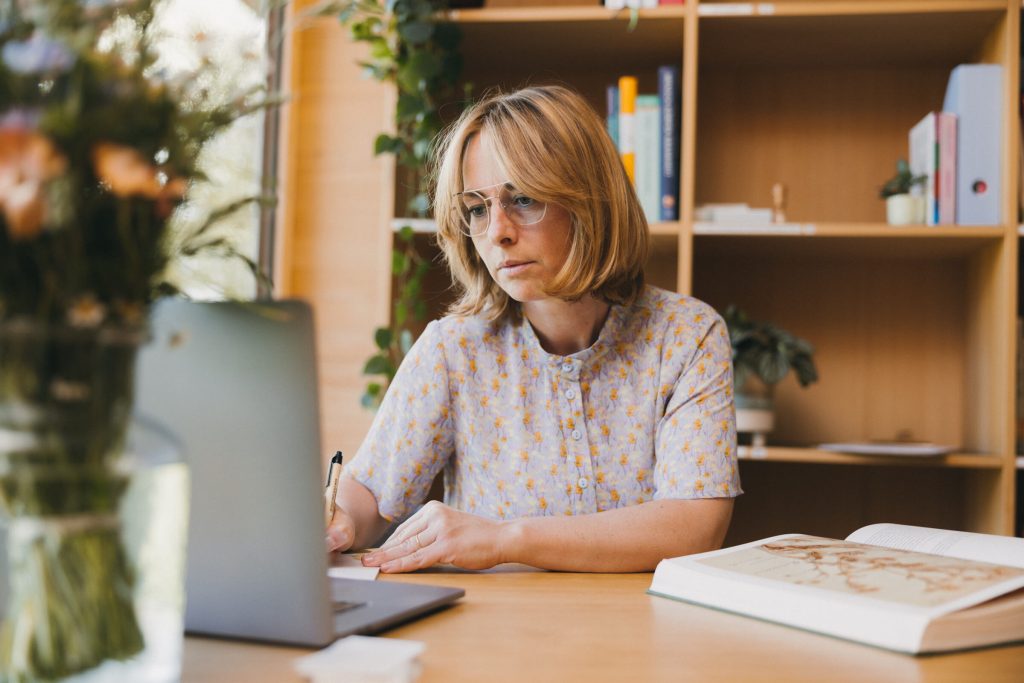 Ernährungs-Coaching mit Heilpraktikerin Natalie Mayer, Beratung am Laptop, Wangen im Allgäu