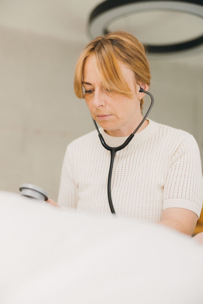 Heilpraktikerin Natalie Mayer im Beratungsgespräch zur Darmgesundheit, Wangen im Allgäu